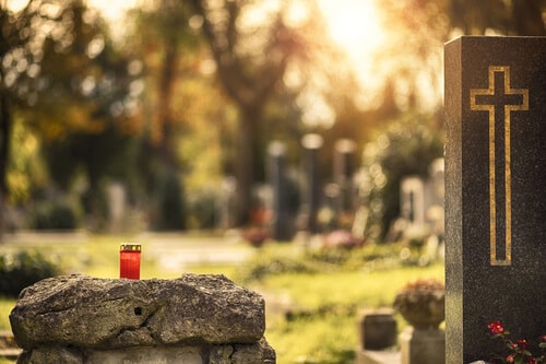 Grab auf Friedhof mit Kerze