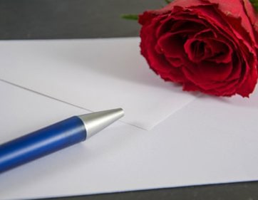 Stift und Papier mit Rose